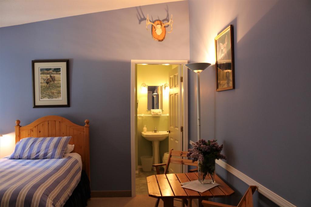 Mulvehill Creek Wilderness Inn And Wedding Chapel Ревелсток Номер фото