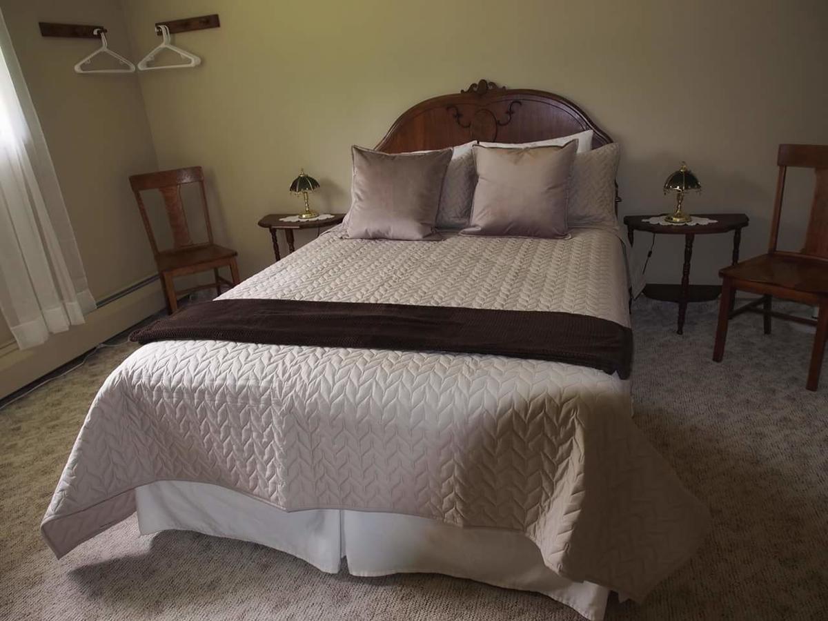 Mulvehill Creek Wilderness Inn And Wedding Chapel Ревелсток Экстерьер фото