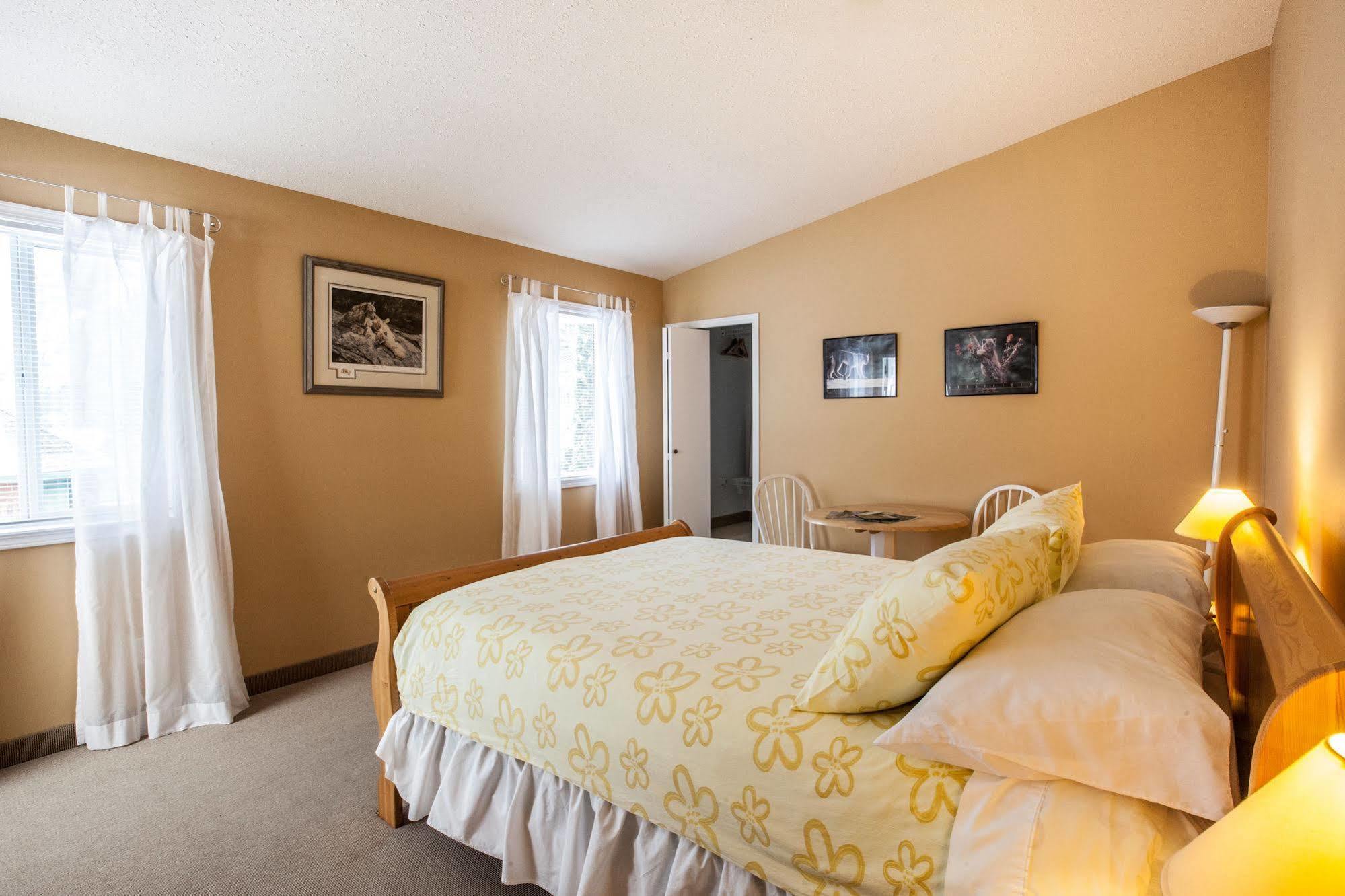 Mulvehill Creek Wilderness Inn And Wedding Chapel Ревелсток Экстерьер фото
