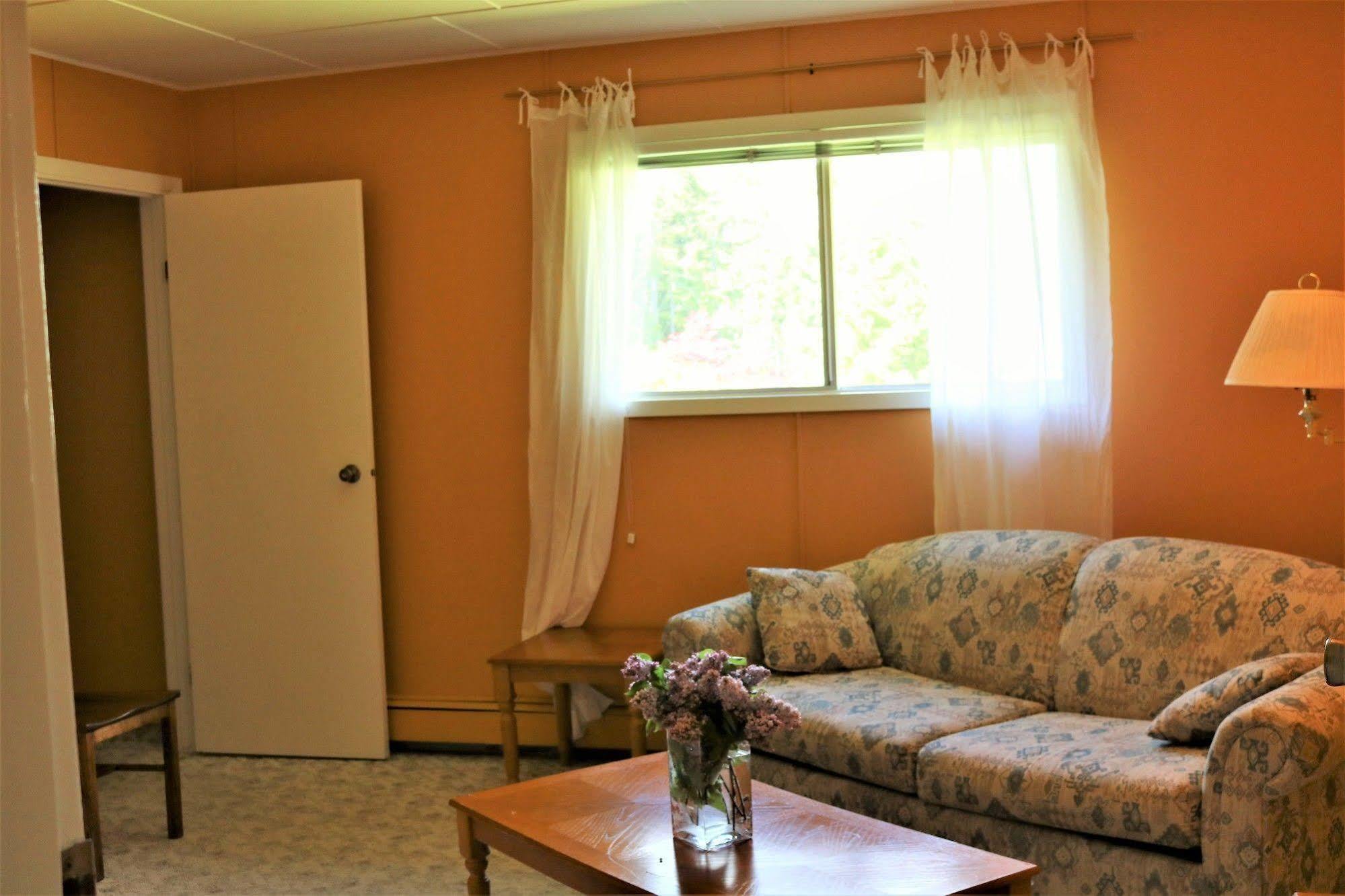 Mulvehill Creek Wilderness Inn And Wedding Chapel Ревелсток Экстерьер фото