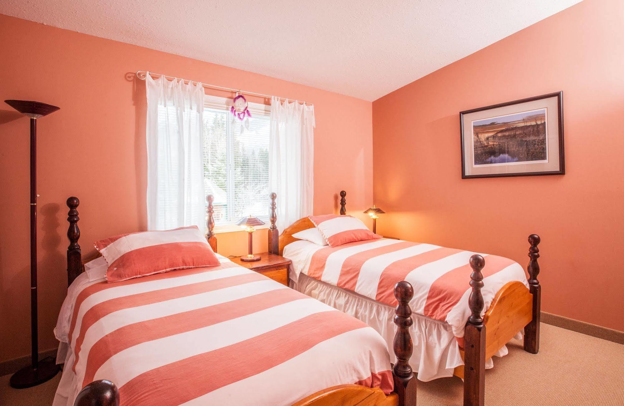 Mulvehill Creek Wilderness Inn And Wedding Chapel Ревелсток Экстерьер фото