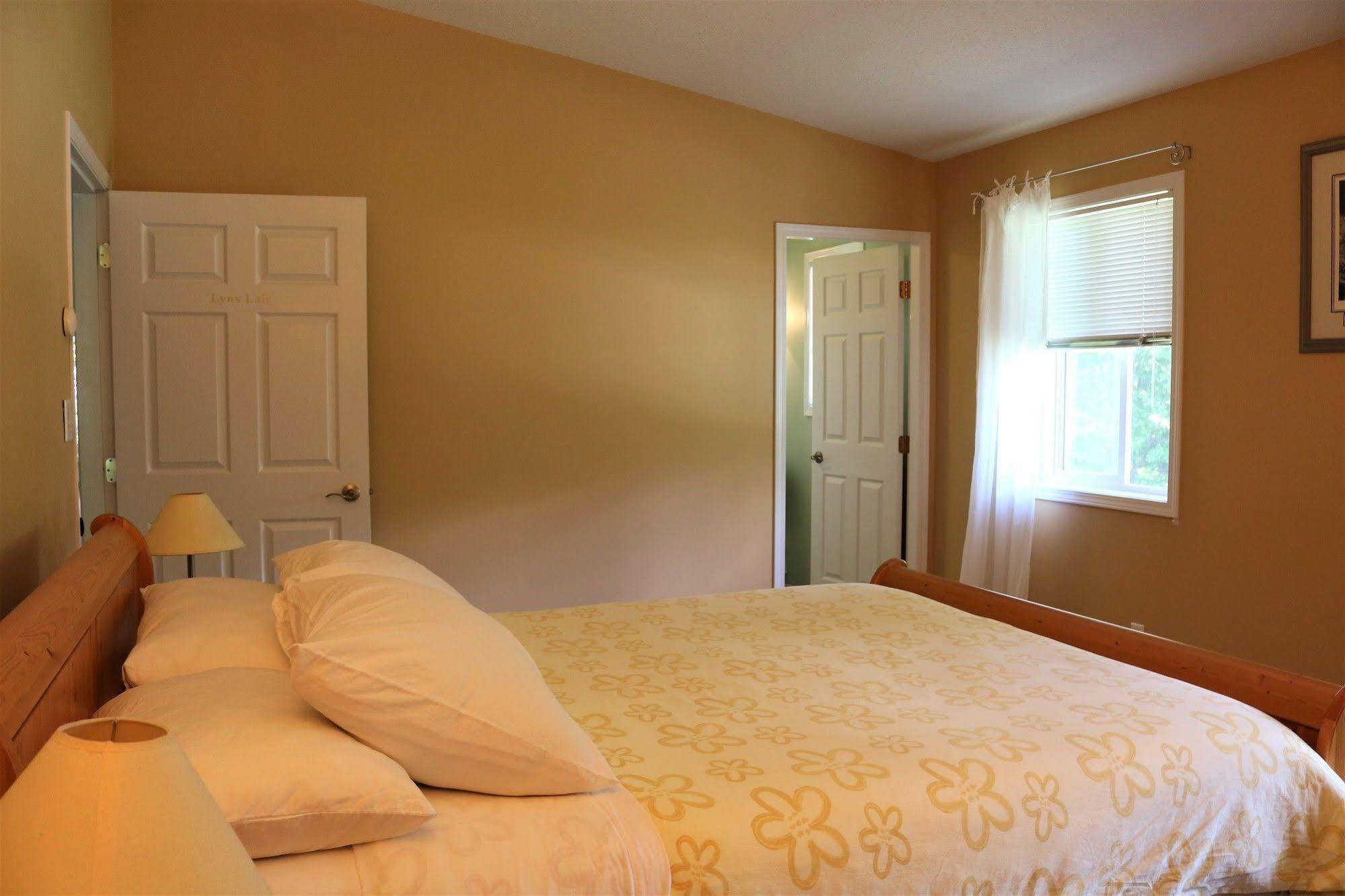 Mulvehill Creek Wilderness Inn And Wedding Chapel Ревелсток Экстерьер фото